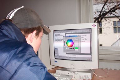 Patrick Donath w&auml;hlt einen passenden Farbton aus