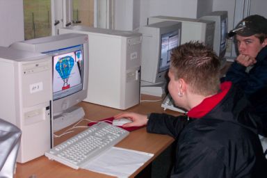 Daniel H&ouml;ner passt die Beschriftung der W&ouml;lbung des Ballons an