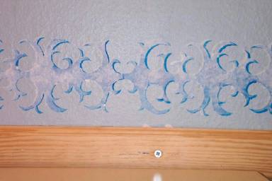 Zweischl&auml;gige Schablonierung in unserem Klassenraum, entworfen und ausgef&uuml;hrt von Jessica B&ouml;hm, MDQM II, 2. Ausbildungsjahr, 2001/02