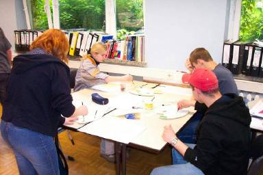 Hier werden die Gestaltungsvorschl&auml;ge gerade hergestellt: Zeichnungen werden entsprechend den gestalterischen Absichten und Kundenw&uuml;nschen farblich ausgelegt.