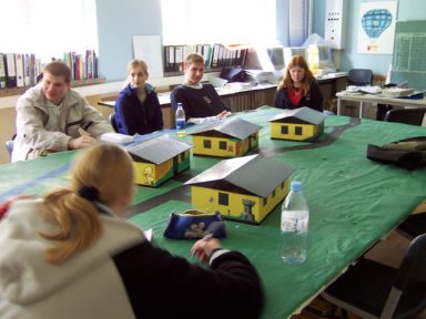 Modell des Bungalowdorfs des Kinderferienheims Schneckenm&uuml;hle, gebaut von Nicole, Diana und Thorsten aus der Klasse BQ 33 e des Fachbereichs Holztechnik der August-Sander-Schule, gestaltet von den Sch&uuml;lern der Klasse MDQM II/2, 2004/05