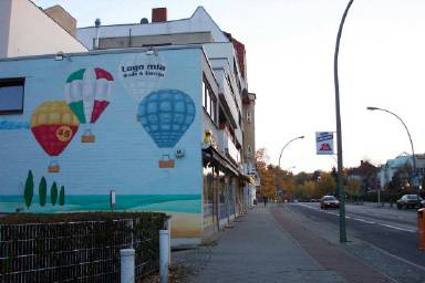 Diese Ballons befinden sich auf einer Brandmauer unweit des S-Bahnhofs Zehlendorf.