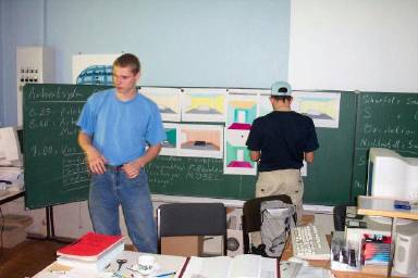 An der Tafel h&auml;ngen mehrere Gestaltungsvorschl&auml;ge f&uuml;r zu renovierende R&auml;ume