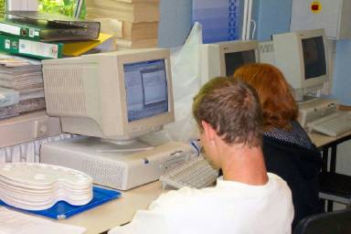 Computerarbeitspl&auml;tze im Klassenraum